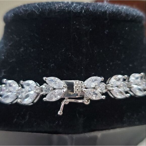 GENEVIVE Silver Necklace - Picture 6 of 9